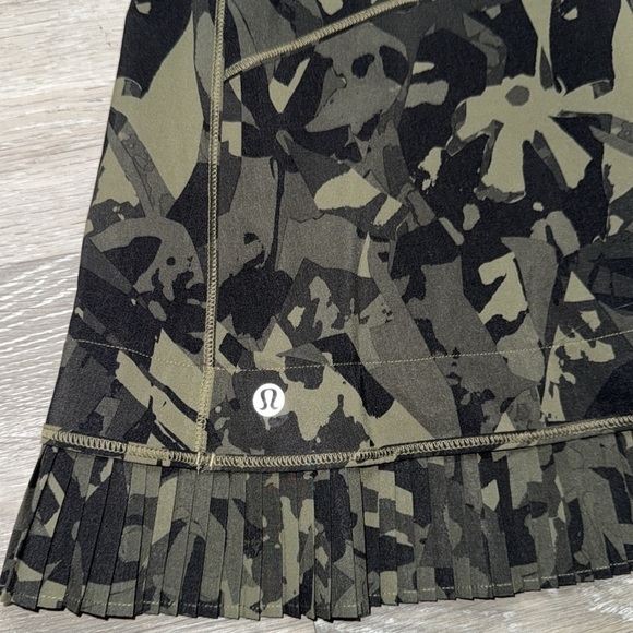 Lululemon City Sky Run By Skirt~ size 8
Pop Cut Fatigue Green Black / Black - Picture 6 of 9